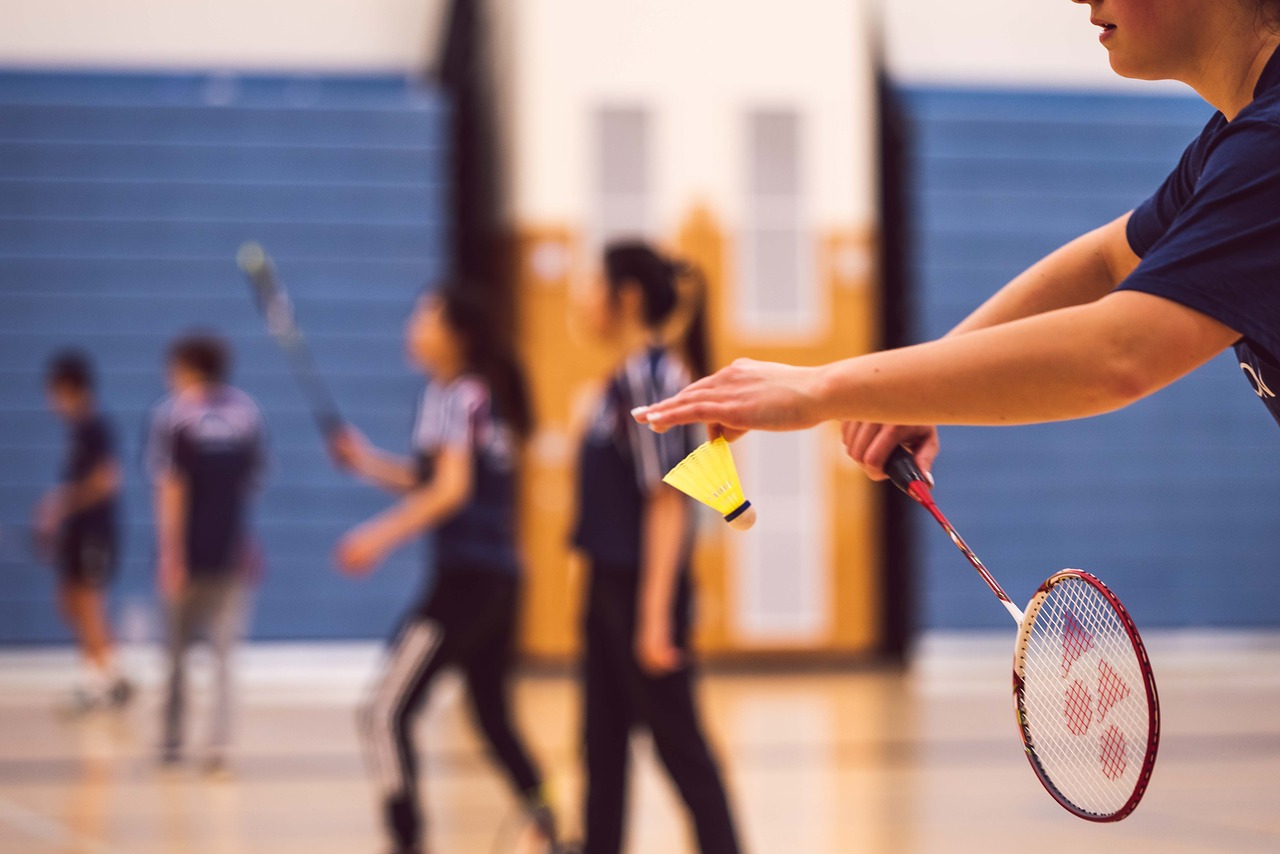 5 ideias de títulos:
1. Dominando o Smash no Badminton: Guia Completo para Iniciantes
2. Jump Smash vs. Stick Smash: Qual a Melhor Opção para Você?
3. Erros Comuns ao Executar o Smash no Badminton e Como Evitá-los
4. A Defesa Contra o Smash: Estratégias para Neutralizar o Ataque Adversário
5. Treinamento de Força e Agilidade para um Smash Mais Poderoso