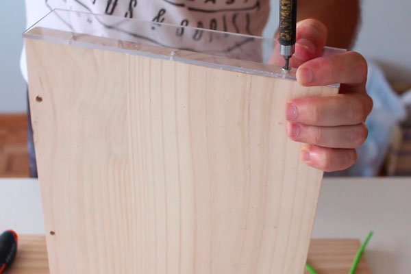 Revisteiro Sustentável: Dicas para Reciclar Papelão e Criar Organização