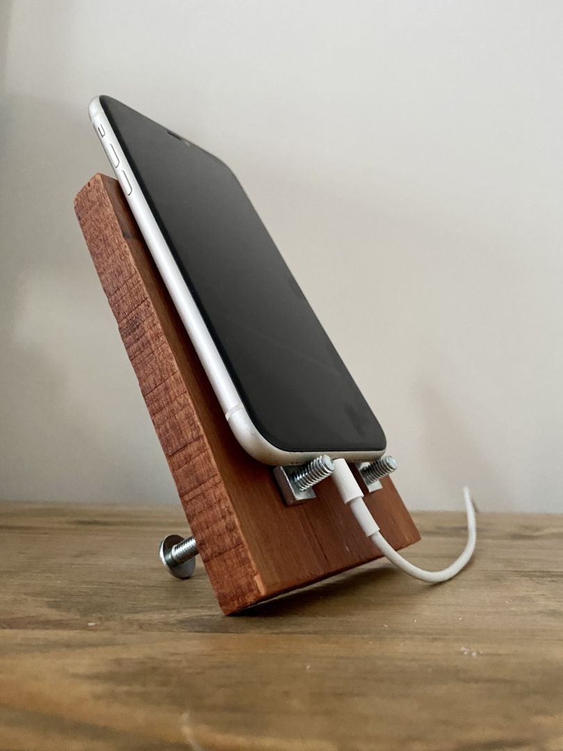 Suporte de Celular de Madeira: Design Minimalista vs. Encaixe