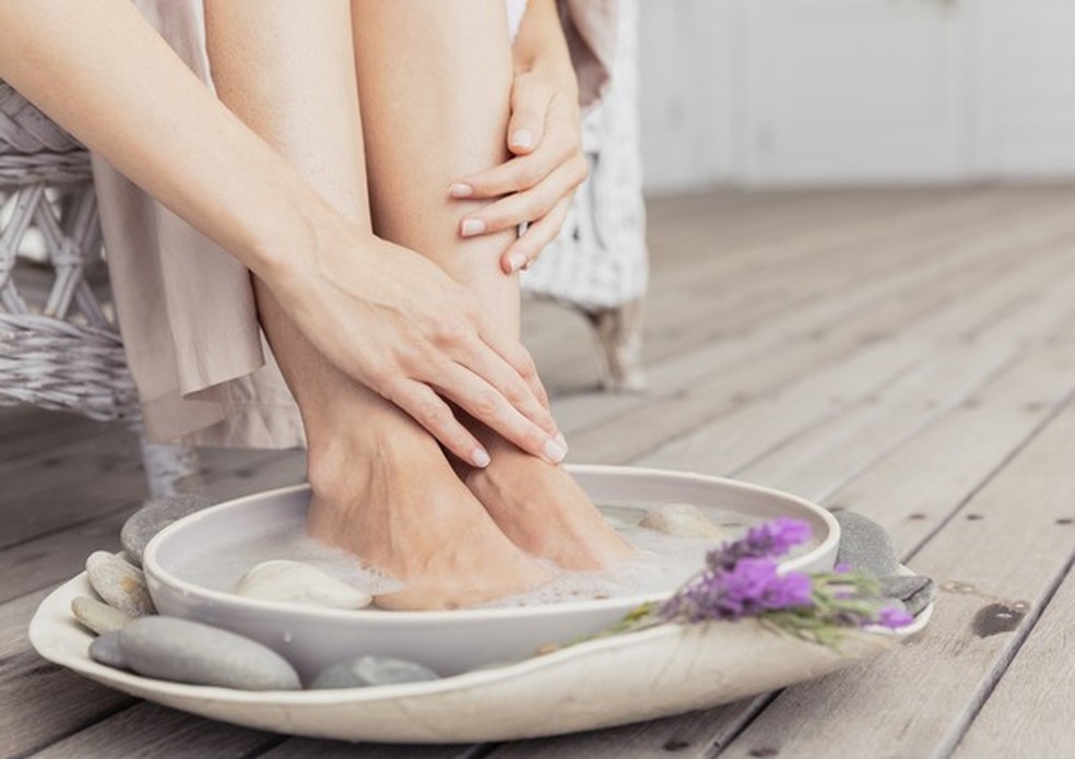 5 ideias de títulos:
1. Escalda-Pés: O Guia Completo para Relaxamento e Bem-Estar
2. Receitas Caseiras de Escalda-Pés para Aliviar o Estresse e Dores
3. Os Benefícios Surpreendentes do Escalda-Pés com Ervas e Óleos Essenciais
4. Escalda-Pés: Cuidados Essenciais e Contraindicações a Saber
5. Transforme Seus Pés: Dicas e Combinações para um Escalda-Pés Perfeito