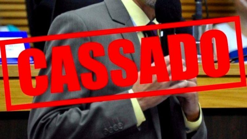 Entenda a Diferença: Cassação vs. Extinção de Mandato