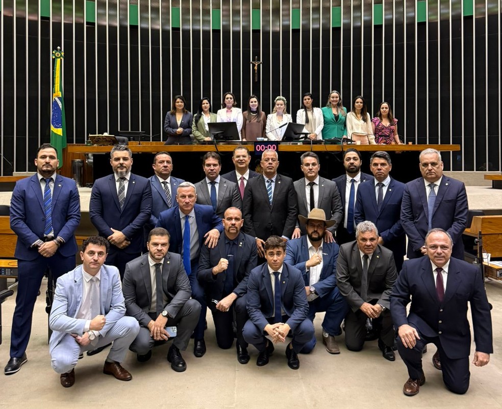 1. Obstrução Parlamentar: Entenda os Métodos e Impactos. 2. O Kit Obstrução: Ferramentas Usadas para Atrasar Votações. 3. Obstrução por Ausência: Como Funciona e Quais as Consequências. 4. Limites e Punições para a Obstrução Parlamentar. 5. A Importância do Quórum nas Votações do Congresso.