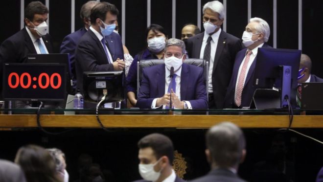 1. Obstrução Parlamentar: Entenda os Métodos e Impactos. 2. O Kit Obstrução: Ferramentas Usadas para Atrasar Votações. 3. Obstrução por Ausência: Como Funciona e Quais as Consequências. 4. Limites e Punições para a Obstrução Parlamentar. 5. A Importância do Quórum nas Votações do Congresso.