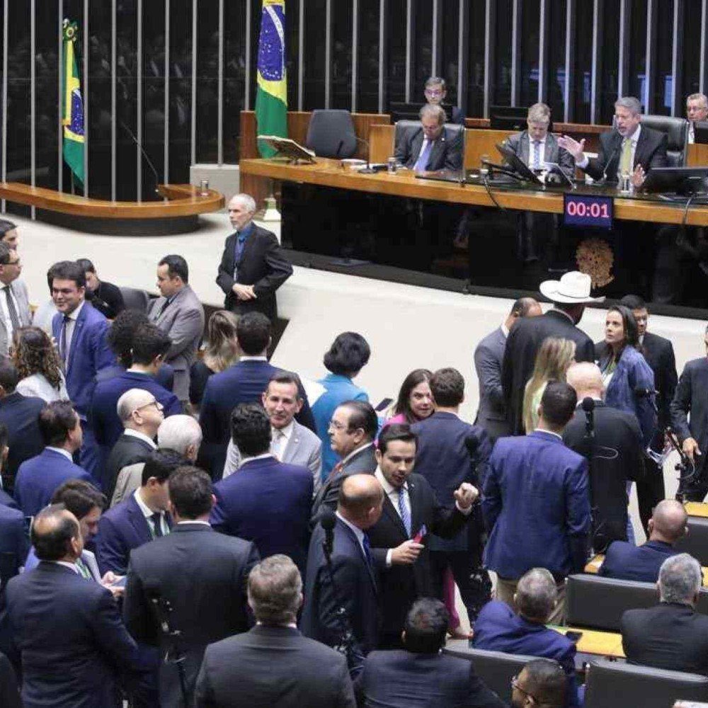 1. Obstrução Parlamentar: Entenda os Métodos e Impactos. 2. O Kit Obstrução: Ferramentas Usadas para Atrasar Votações. 3. Obstrução por Ausência: Como Funciona e Quais as Consequências. 4. Limites e Punições para a Obstrução Parlamentar. 5. A Importância do Quórum nas Votações do Congresso.