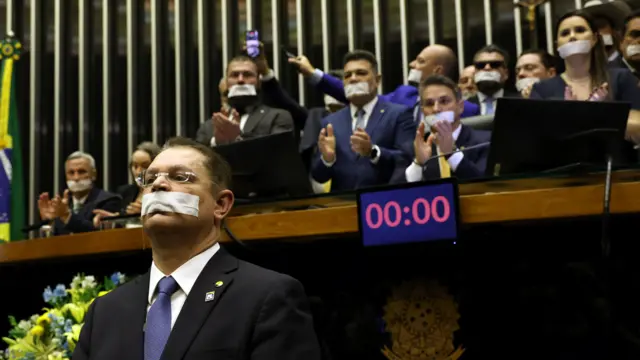 Entenda o Poder dos Grupos de Interesse no Congresso Nacional; Frentes Parlamentares e Bancadas Temáticas: A Influência Oculta na Legislação; Lobby no Brasil: Como Empresas e Associações Moldam as Leis; O Centrão e Sua Estratégia de Negociação no Poder Legislativo; Como a Sociedade Civil Pode Influenciar o Congresso Através de Grupos de Interesse