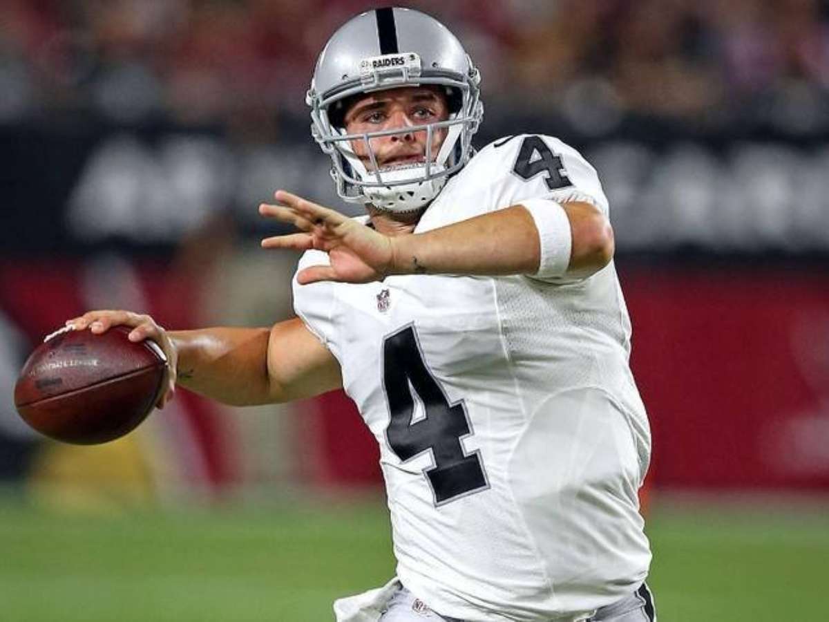 como lançar a bola de futebol americano