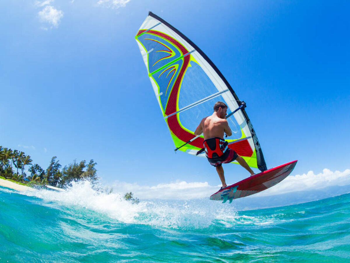 como levantar a vela do windsurf na água