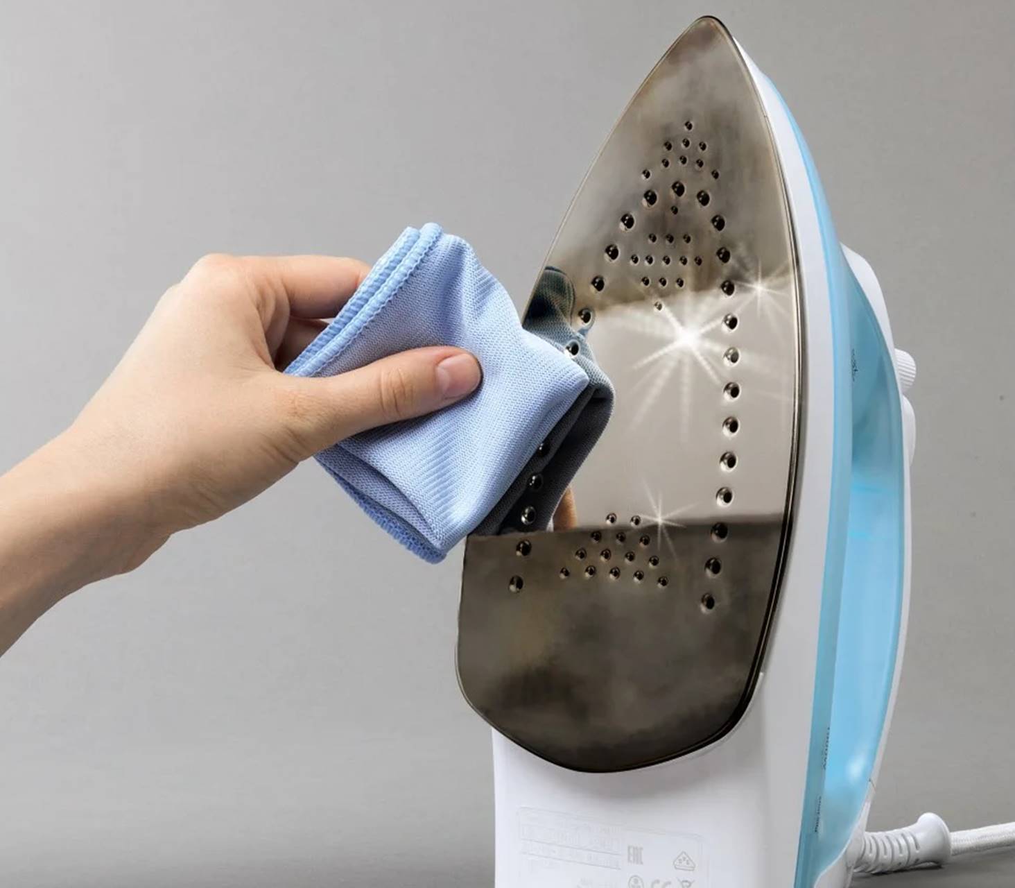 5 truques caseiros para limpar o ferro de passar