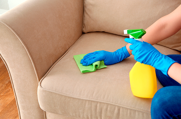 como limpar sofá de tecido em casa
