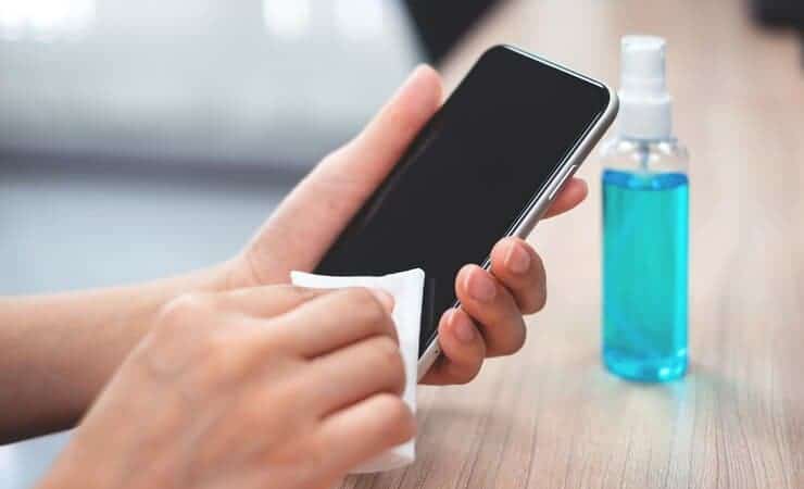 Os 5 Erros Mais Comuns ao Limpar a Tela do Celular