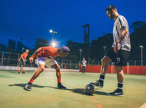 5 ideias de títulos:
1. Domine o Drible no Futsal: Guia Completo para Iniciantes
2. 5 Exercícios Essenciais para Aprimorar seu Drible no Futsal
3. Dribles de Futsal: Técnicas Avançadas para Superar a Defesa
4. Como Usar o Corpo para Driblar no Futsal: Dicas de Mestre
5. Futsal: Desenvolva Velocidade e Agilidade com Estes Dribles