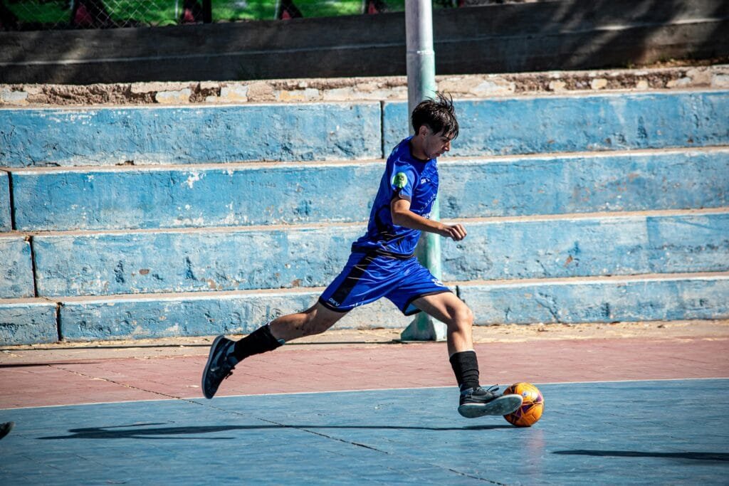 5 ideias de títulos:
1. Domine o Drible no Futsal: Guia Completo para Iniciantes
2. 5 Exercícios Essenciais para Aprimorar seu Drible no Futsal
3. Dribles de Futsal: Técnicas Avançadas para Superar a Defesa
4. Como Usar o Corpo para Driblar no Futsal: Dicas de Mestre
5. Futsal: Desenvolva Velocidade e Agilidade com Estes Dribles