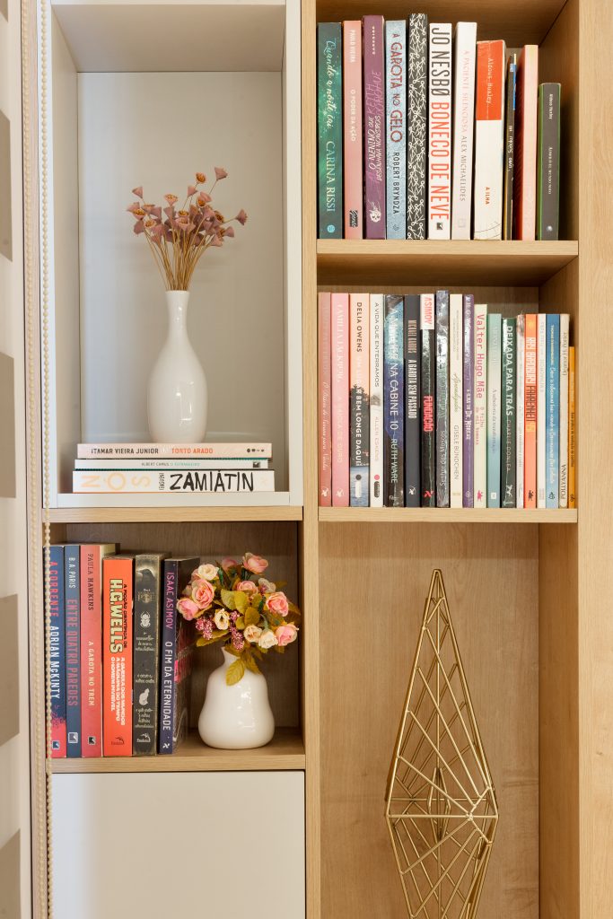 5 ideias de títulos:
1. Organize sua Estante: Do Caos à Obra de Arte
2. O Guia Definitivo para Categorizar e Exibir seus Livros
3. Estante dos Sonhos: Dicas Práticas de Organização e Decoração
4. Livros em Ordem: Métodos Eficazes para Conservar e Apresentar sua Coleção
5. Transforme sua Estante: Estratégias de Organização para Todos os Estilos