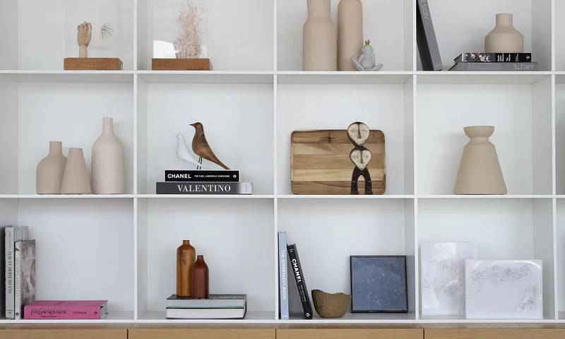 5 ideias de títulos:
1. Organize sua Estante: Do Caos à Obra de Arte
2. O Guia Definitivo para Categorizar e Exibir seus Livros
3. Estante dos Sonhos: Dicas Práticas de Organização e Decoração
4. Livros em Ordem: Métodos Eficazes para Conservar e Apresentar sua Coleção
5. Transforme sua Estante: Estratégias de Organização para Todos os Estilos