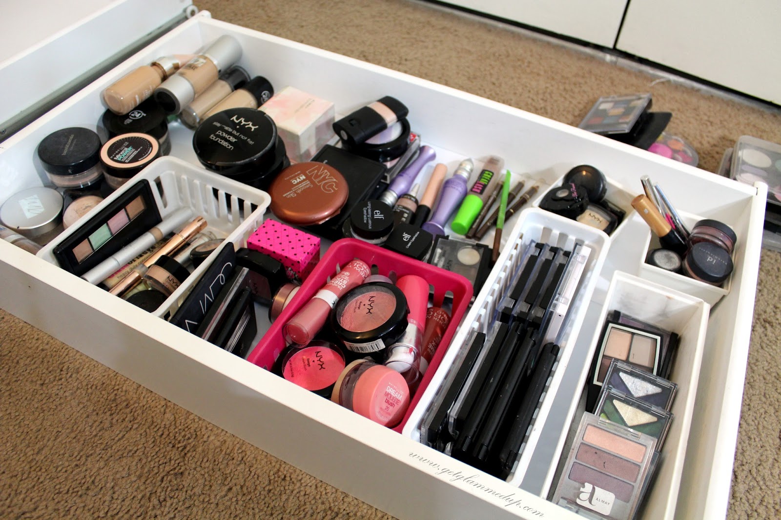 Kit Básico de Maquiagem Essencial para Otimizar Espaço