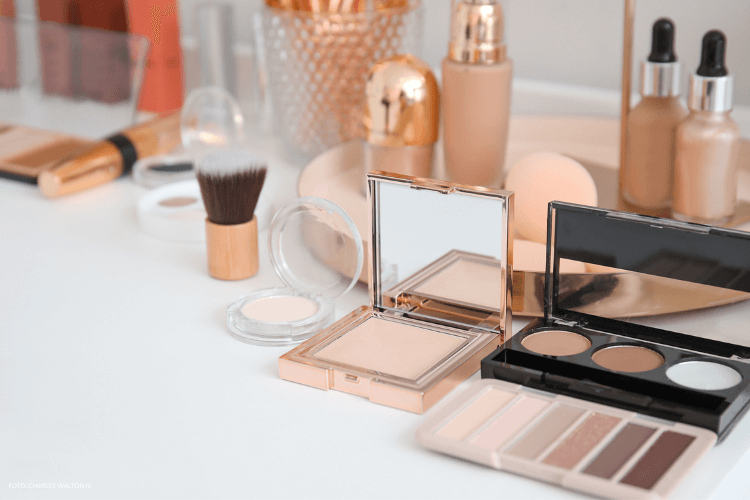 como organizar maquiagem em penteadeiras pequenas