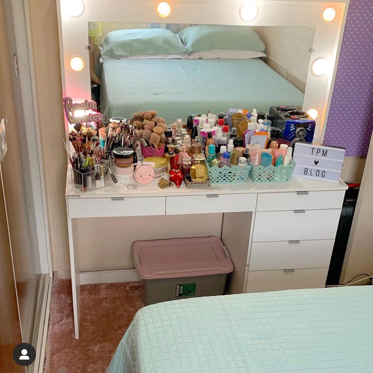 como organizar maquiagem em penteadeiras pequenas