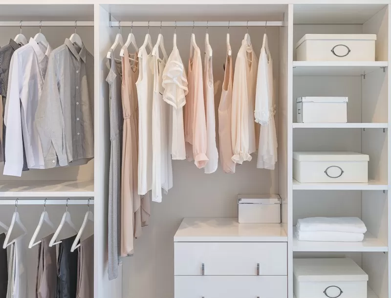 como organizar o guarda roupa técnica marie kondo