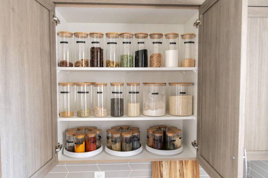 como organizar potes de mantimentos na cozinha