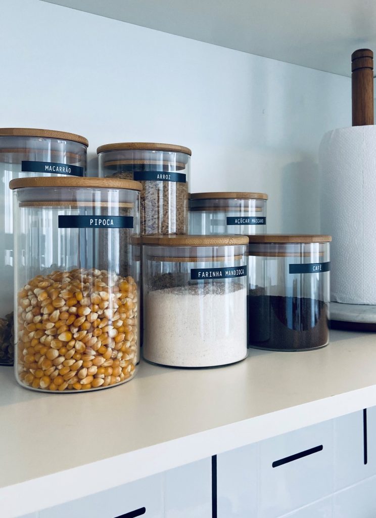 Como Criar um Sistema de Rótulos Eficiente para Sua Despensa