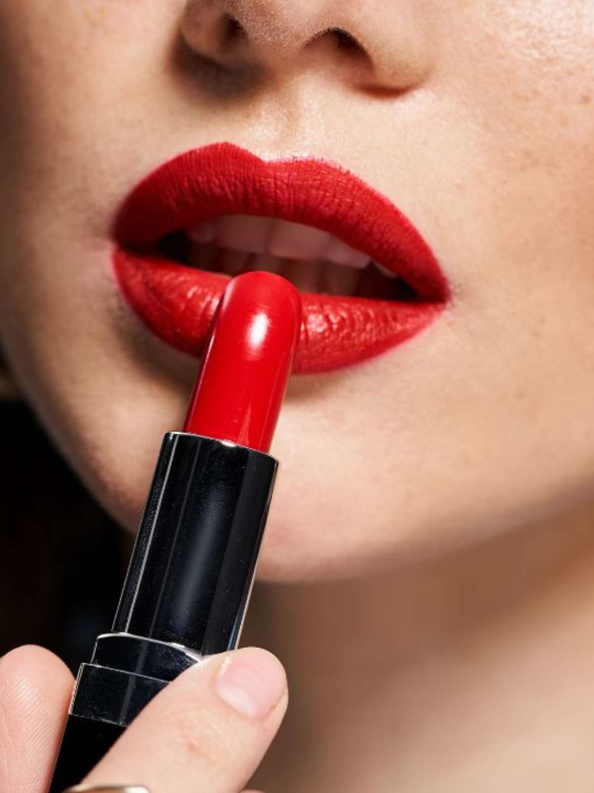 Os 5 erros mais comuns ao aplicar batom vermelho (e como evitá-los)