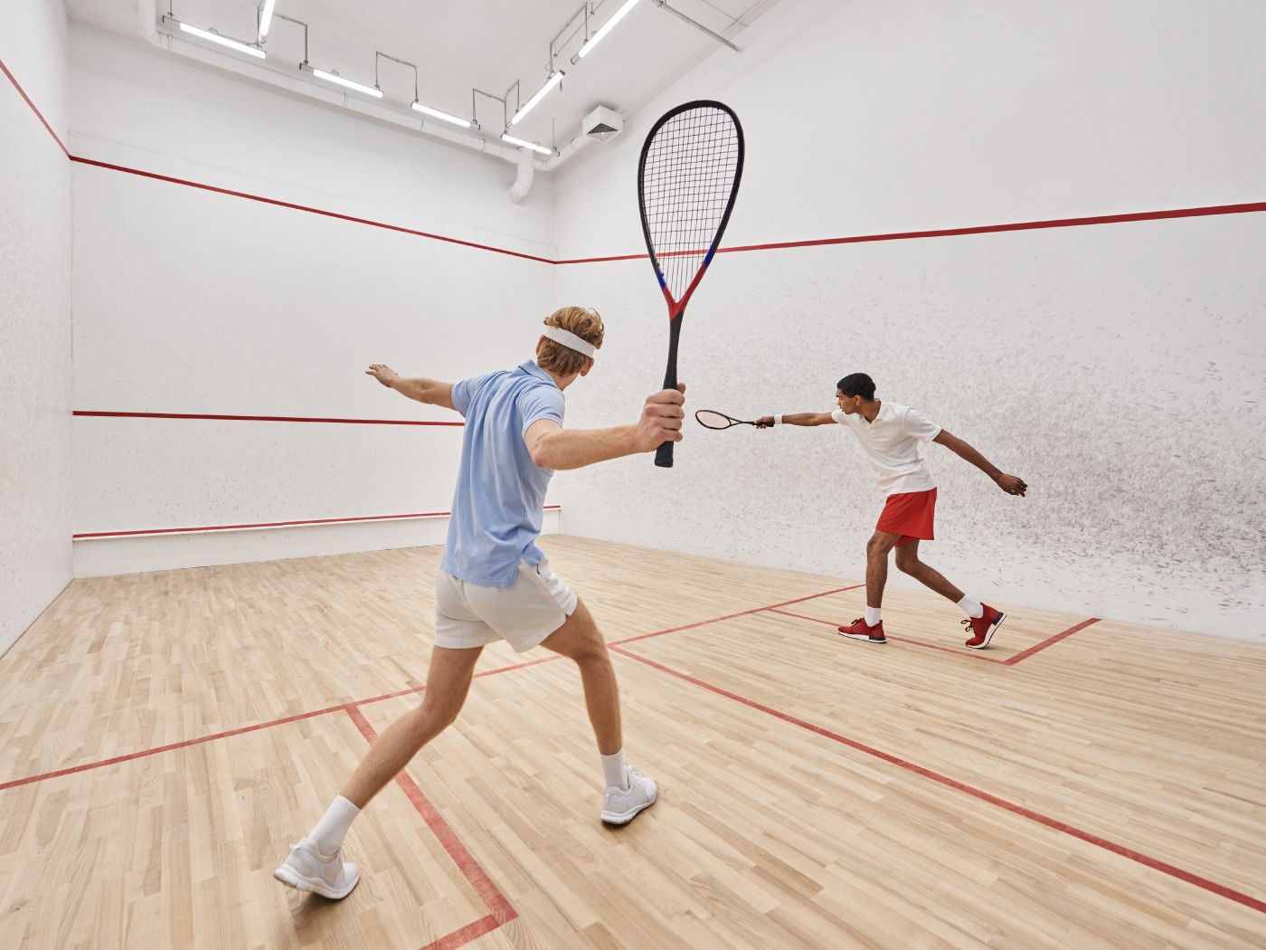 como rebater a bola de squash na parede