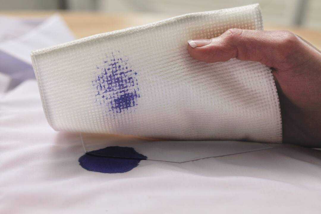 Dicas rápidas: O que fazer se a caneta vazar na bolsa?