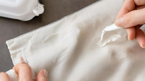 como remover manchas de caneta da roupa branca