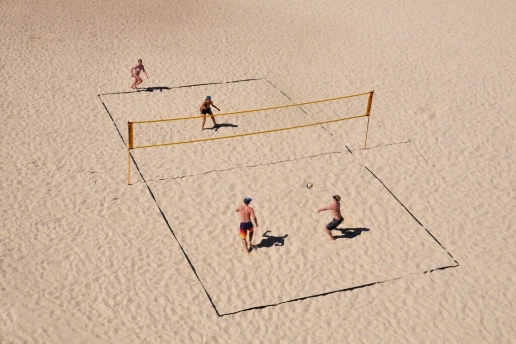 como sacar por cima no vôlei de praia