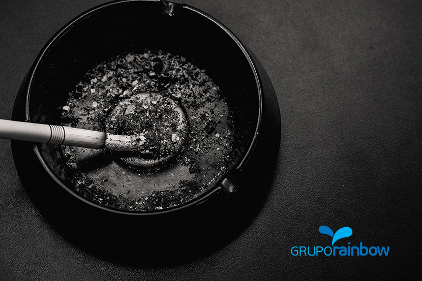 como tirar cheiro de cigarro do sofá