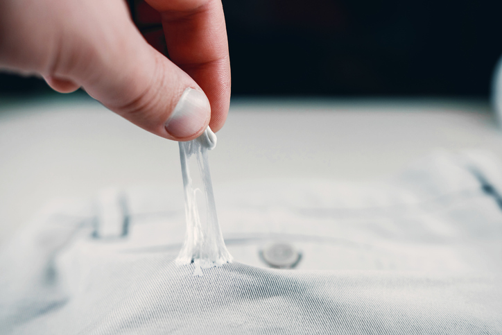 Como tratar manchas de chiclete em tecidos delicados