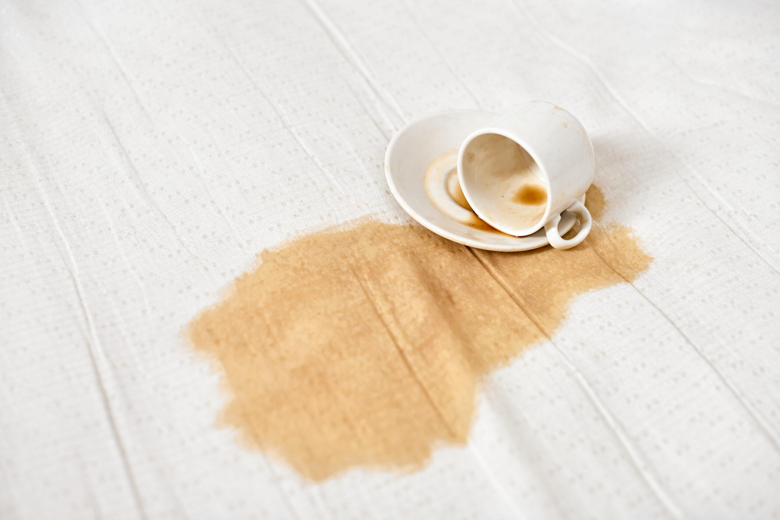 como tirar mancha de café do sofá branco