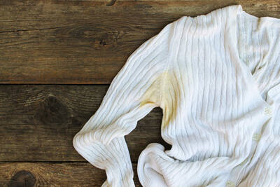 como tirar mancha de desodorante de camisa