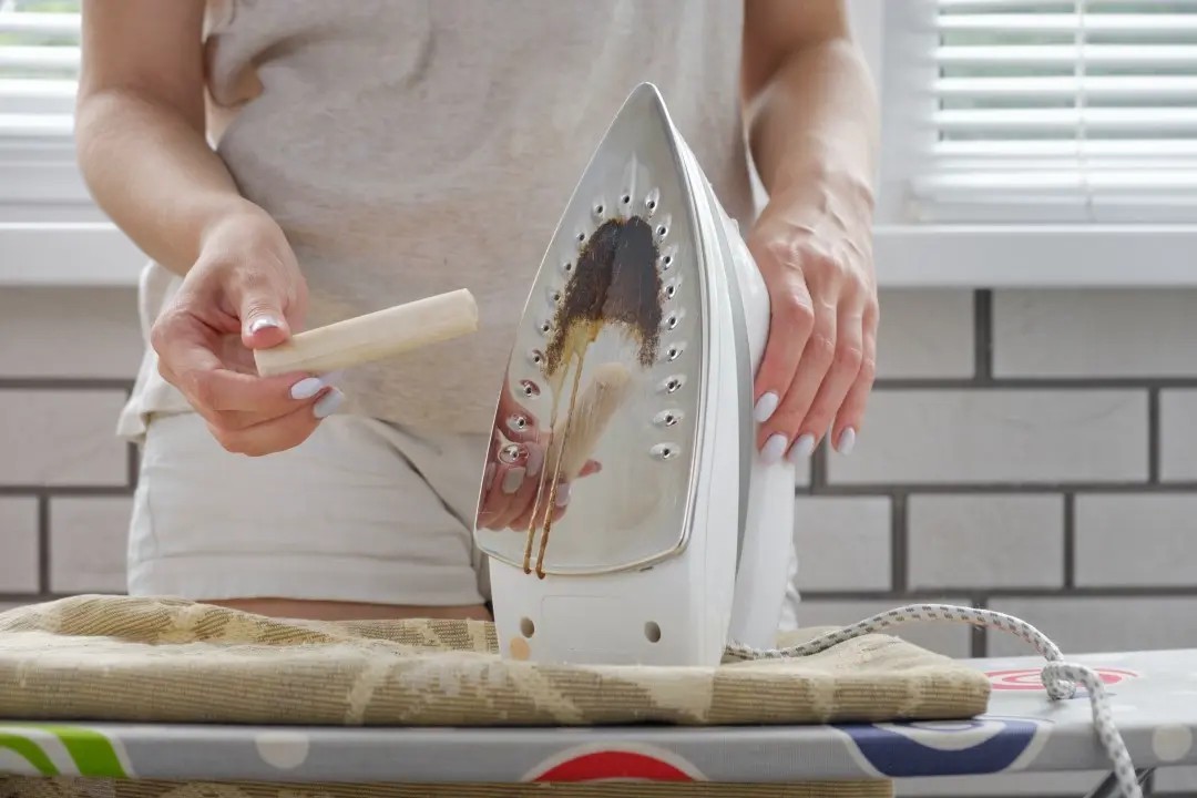 Guia Completo: Como Limpar a Base do Ferro de Passar Queimado com Truques Caseiros