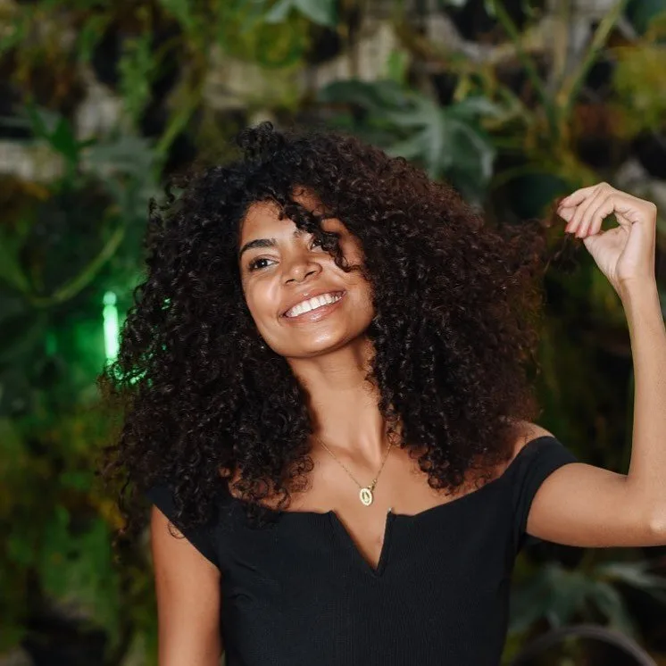 como tirar o frizz do cabelo cacheado seco