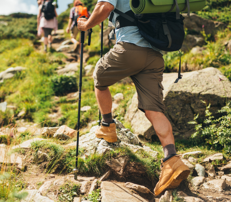 Bastões de Caminhada: Seu Aliado na Proteção dos Joelhos e Articulações