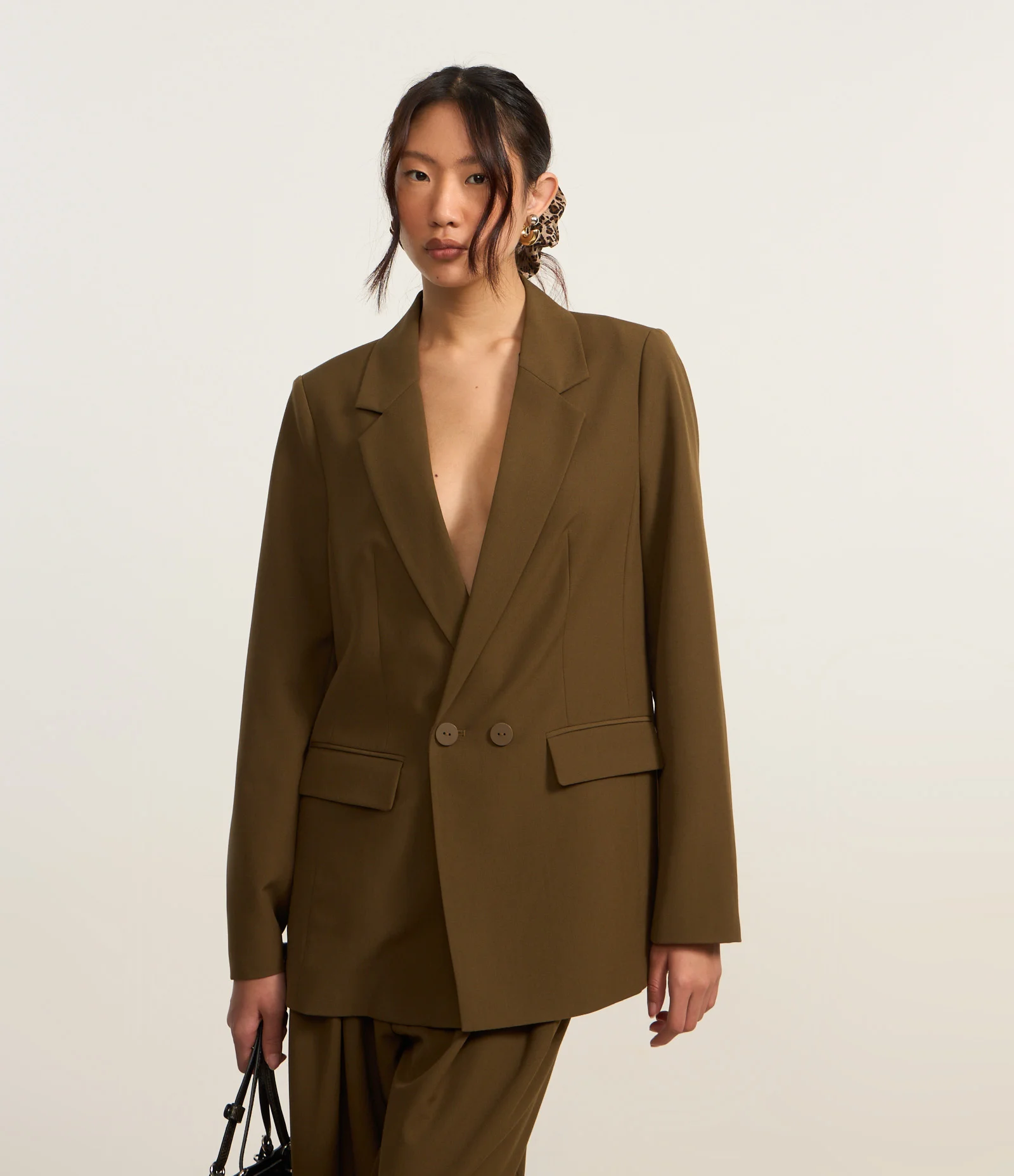 Como adaptar o blazer oversized para diferentes estações do ano