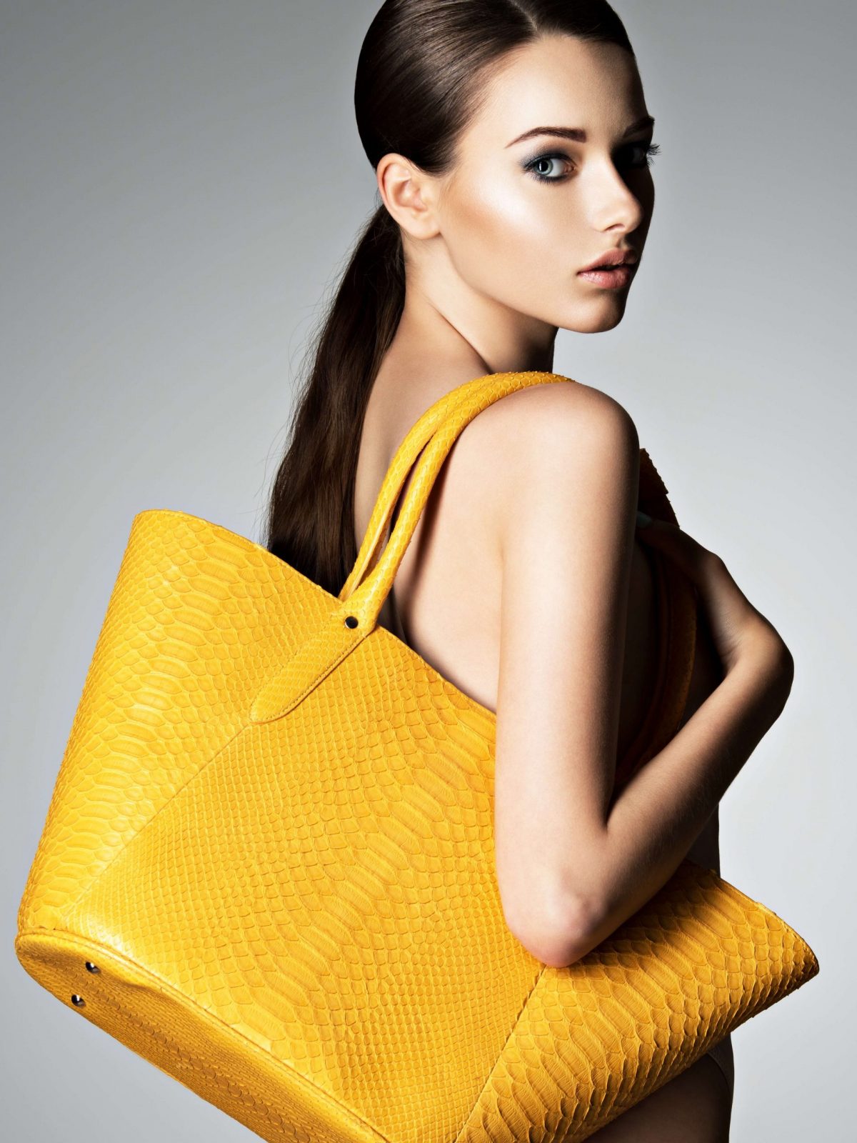 como usar bolsa baú com estilo