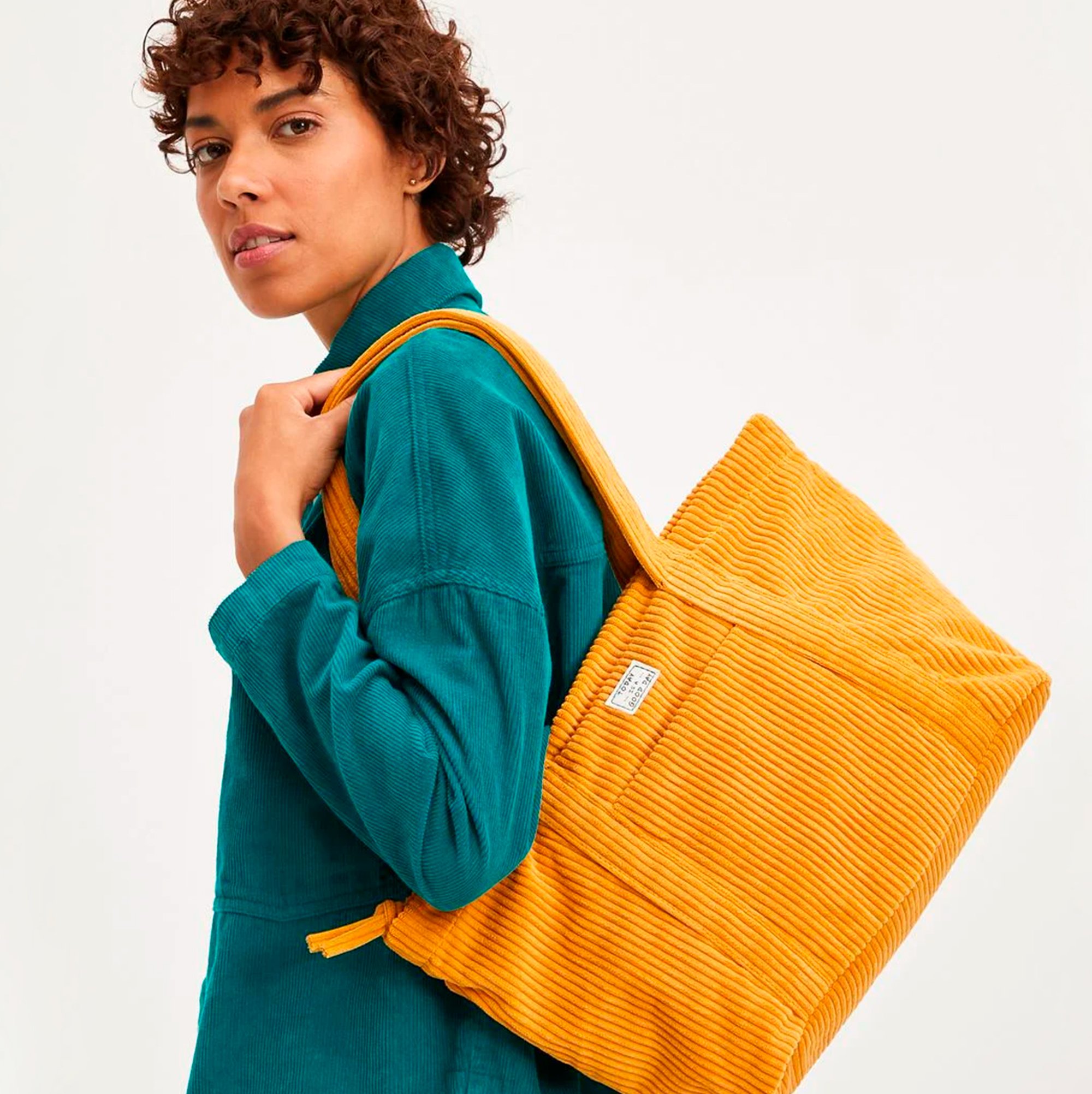 Bolsa Baú de Couro vs. Bolsa Baú de Nylon: Qual Escolher?