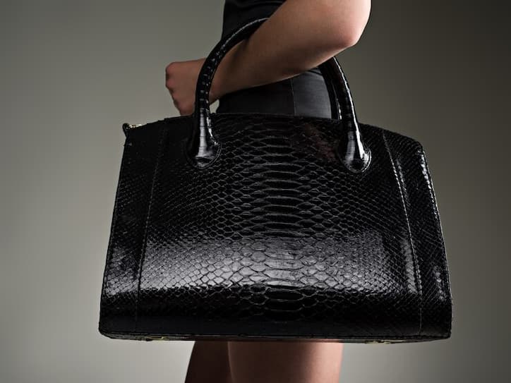 Bolsa Baú de Couro vs. Bolsa Baú de Nylon: Qual Escolher?