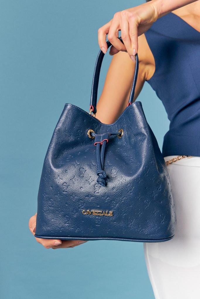 A História e Evolução da Bolsa Baú na Moda