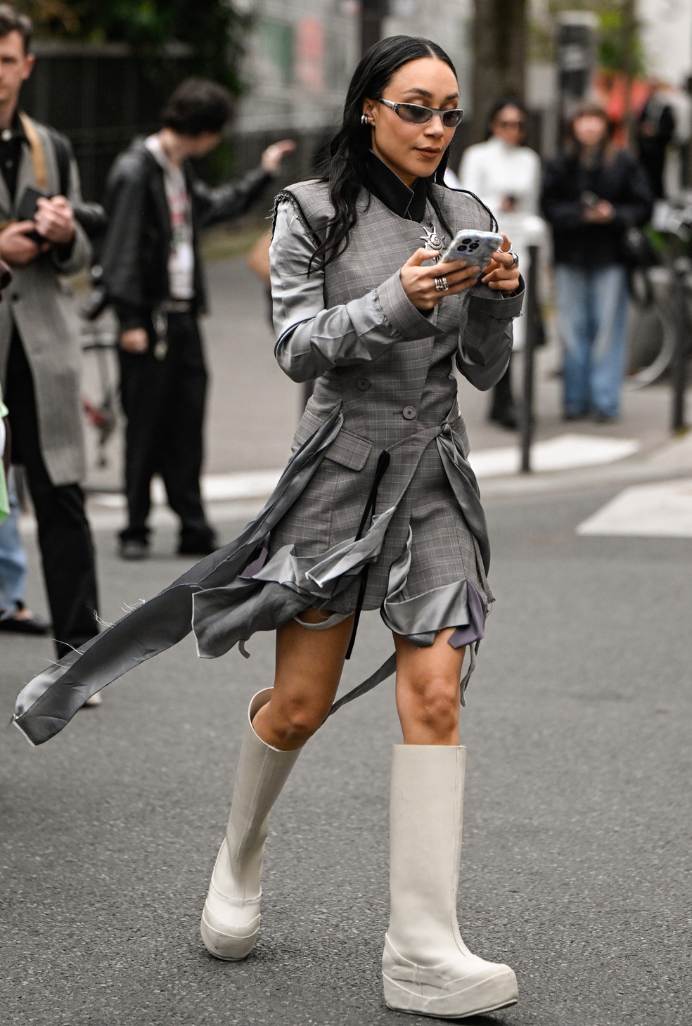 5 looks estilosos com bota branca para o dia a dia