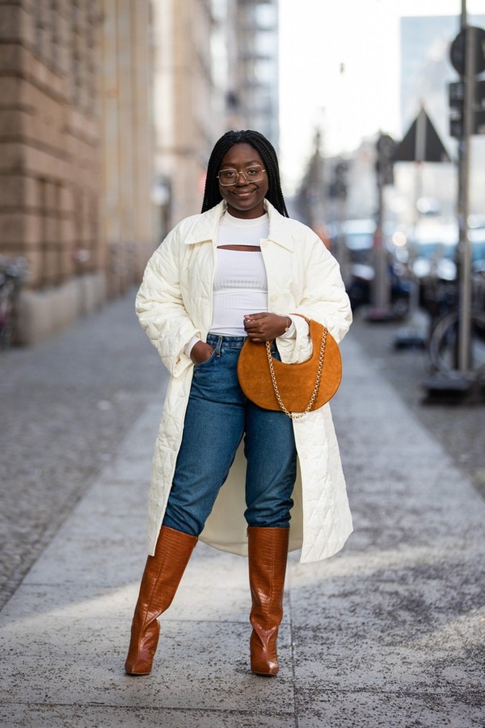 Como alongar a silhueta com vestido curto e coturno