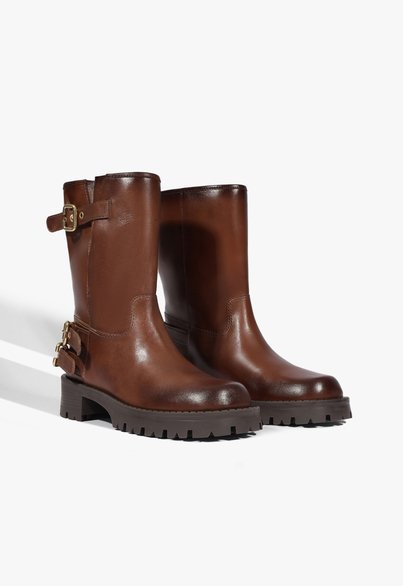 Como alongar a silhueta com vestido curto e coturno