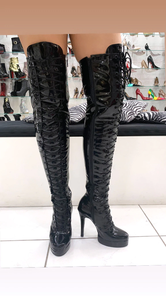 3 looks noturnos com bota de verniz para arrasar