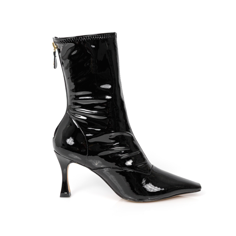 5 maneiras de usar bota de verniz em looks casuais