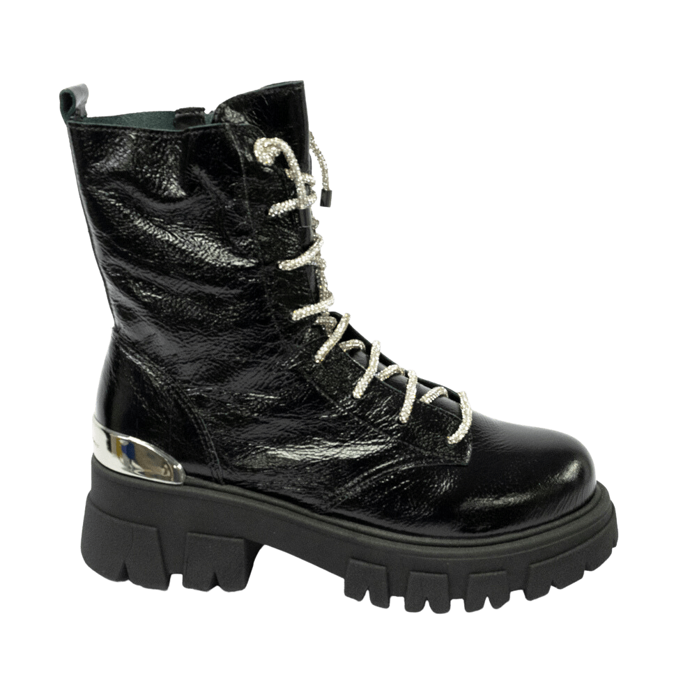 3 looks noturnos com bota de verniz para arrasar