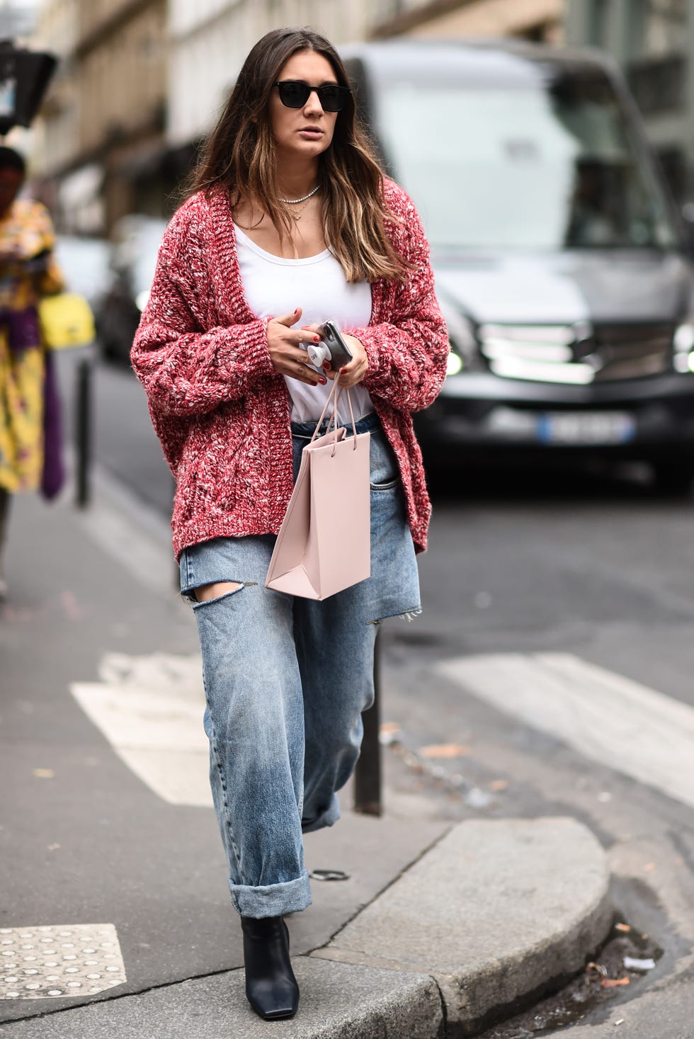 Como o cardigan oversized se tornou um item de moda essencial