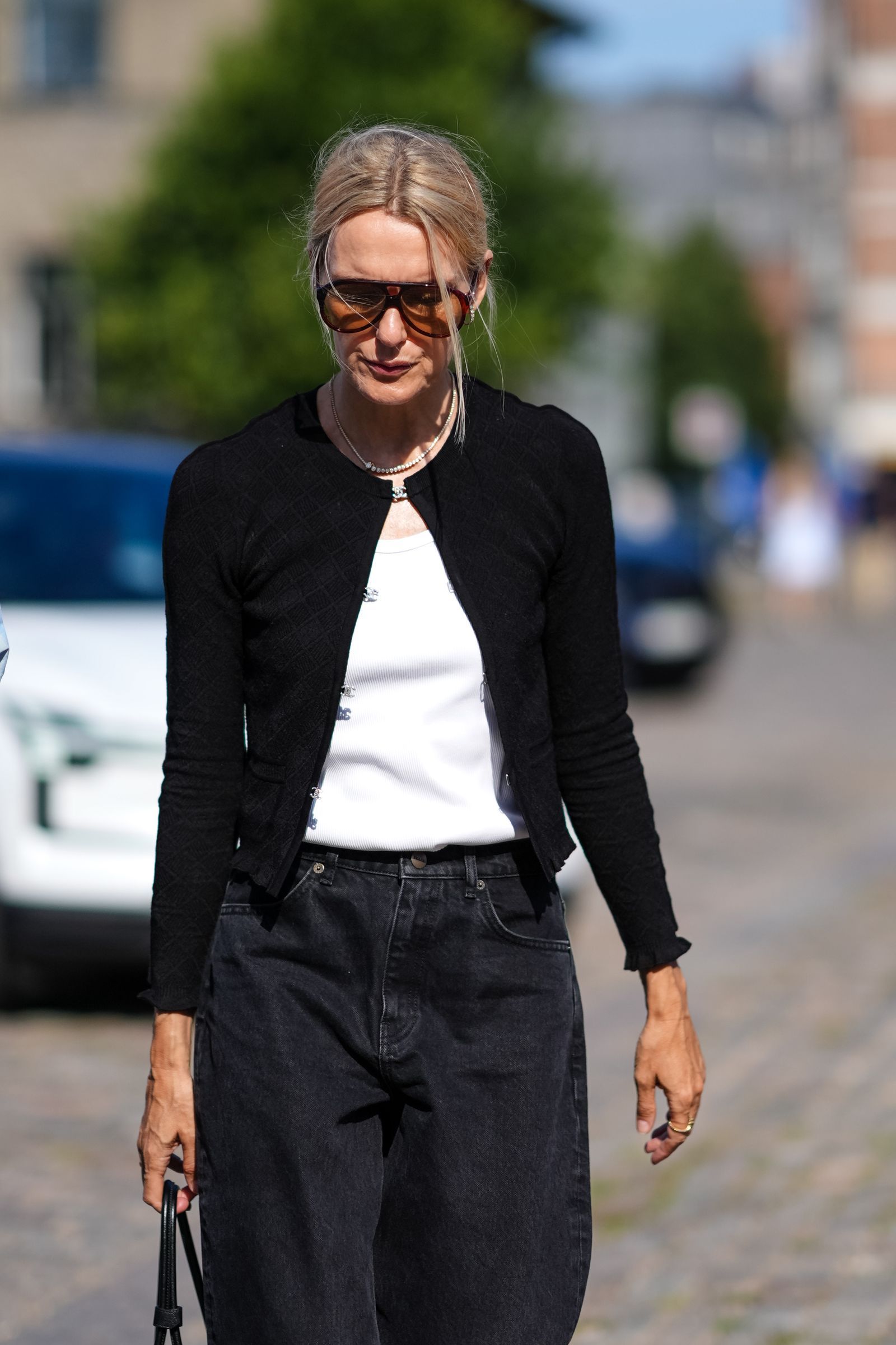 Como o cardigan oversized se tornou um item de moda essencial