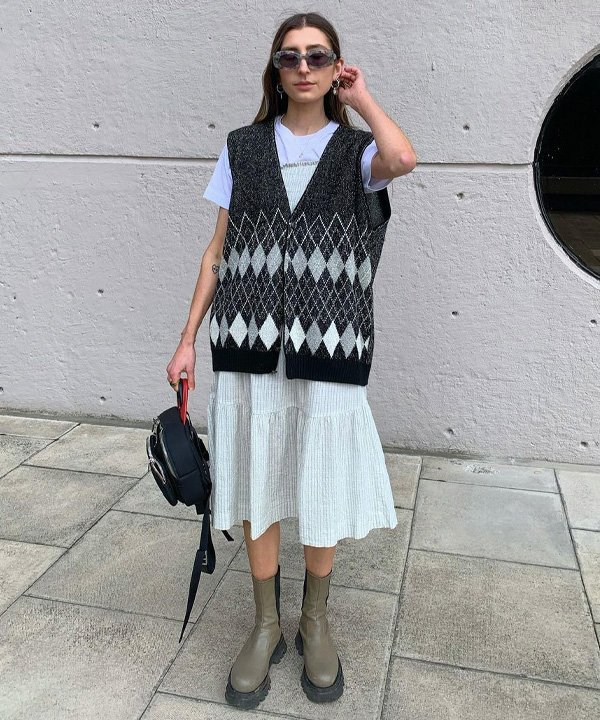 Como combinar colete de tricô com calça jeans